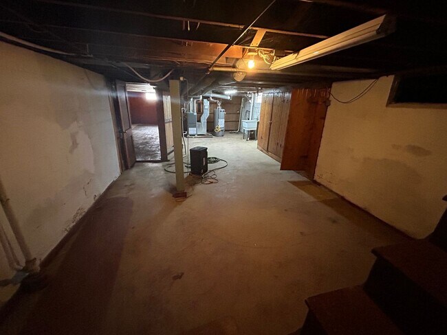 Building Photo - 122S