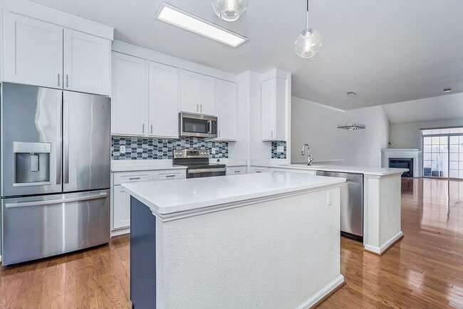 Building Photo - 985 Lambourne Ln