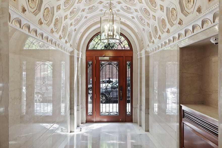 Building Photo - 151 E 80th St