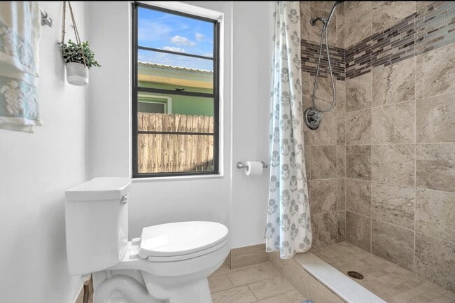 Building Photo - 528 N Palmway