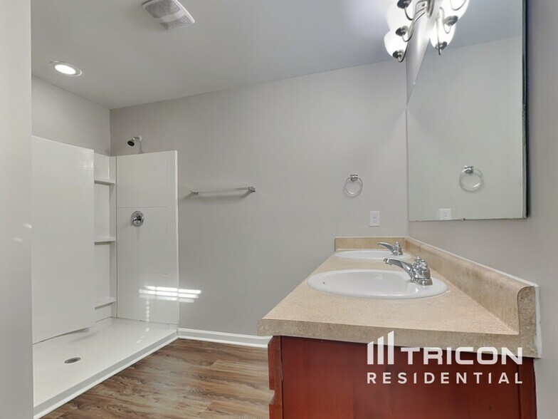 Building Photo - 211 Hollyhock Ln