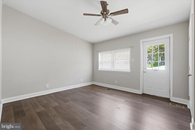 Building Photo - 400 Green Ln