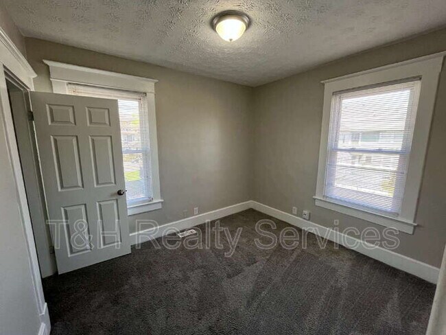 Building Photo - 512 E 33rd St