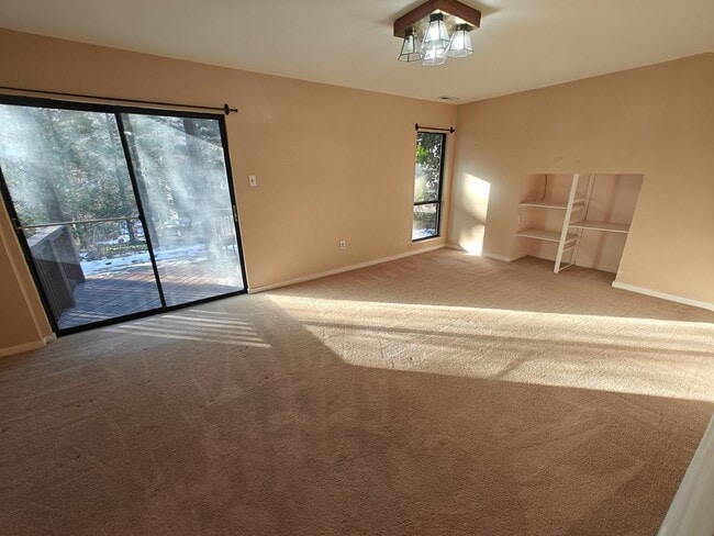 Building Photo - Multi unit townhome