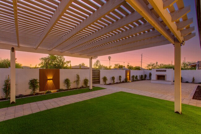 Building Photo - Beautiful 4 Bedroom, 3 Bath Home on an Oversized 18,000 Sq Ft Lot