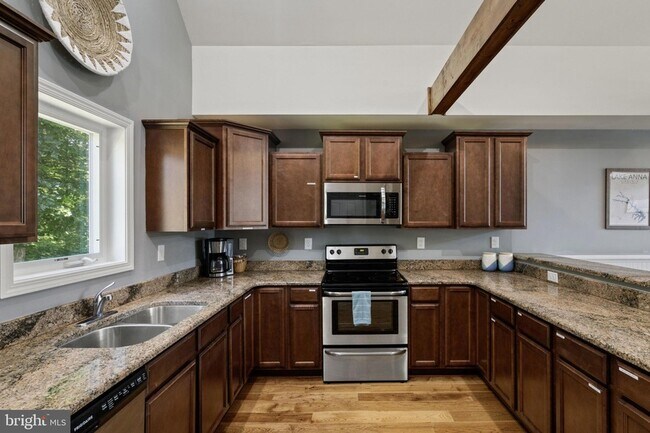 Building Photo - 120 Shady Oaks Ln