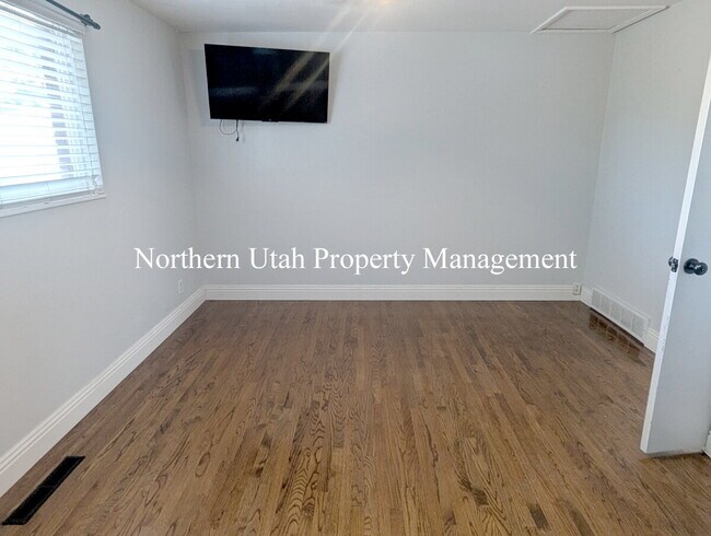 Building Photo - East Bench 5 Bed, 2 Bath