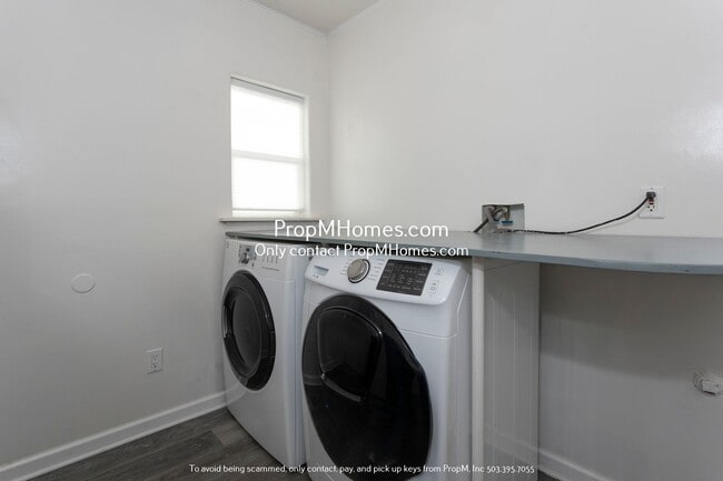 Building Photo - Charming Oregon City Home on 1/2 Acre - Fully Fenced Yard!