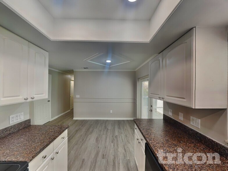 Building Photo - 120 N Alderwood St