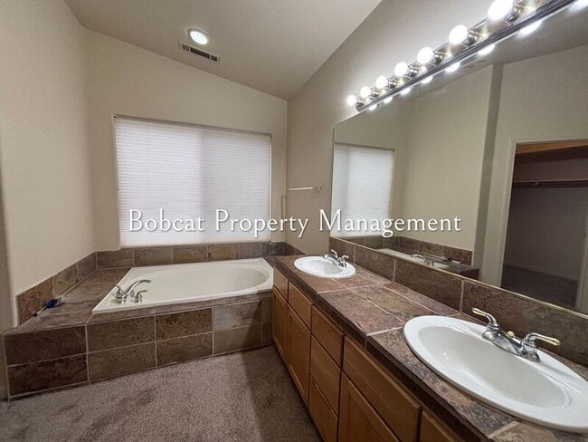 Building Photo - 1054 Camellia Ct