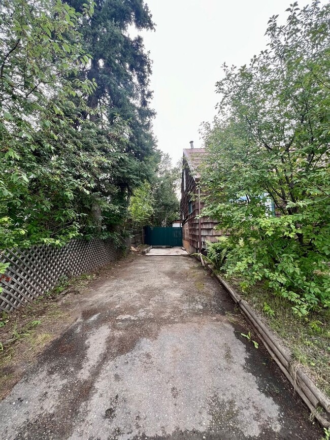 Building Photo - Downtown Home in Fairbanks!!