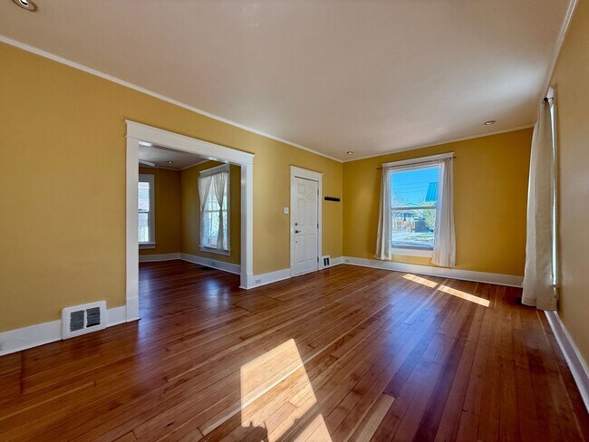 Building Photo - 909 Ouray Ave