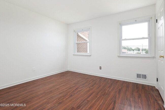 Building Photo - 10 Primrose Ln