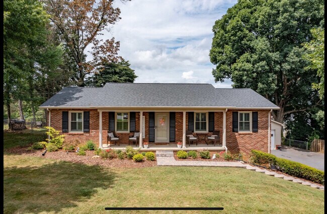 Building Photo - 2211 Kipping St