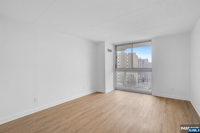 Building Photo - 1055 River 809