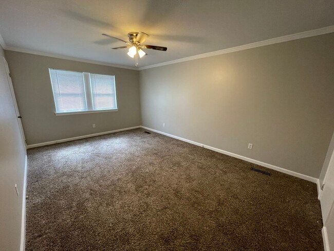 Building Photo - 764 Oak Dr E