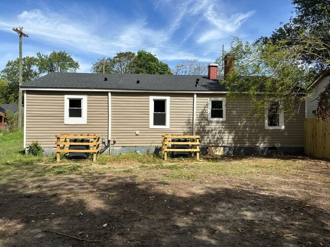 Building Photo - 209 Gertrude St