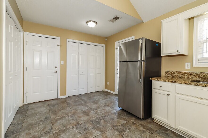 Building Photo - 1072 Abington Ct