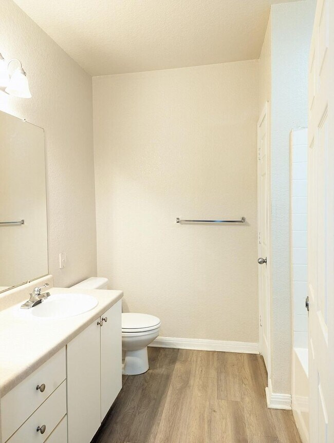 Building Photo - Conveniently located, Updated 2x2 corner b...