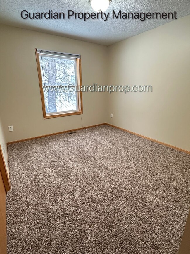 Building Photo - Single Family Home, Dishwasher, New Carpet...