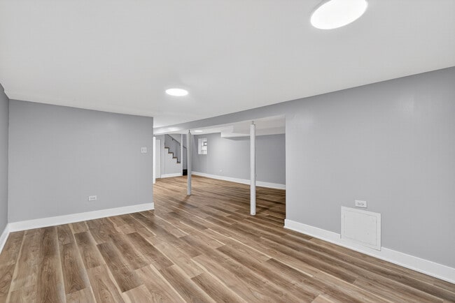 Building Photo - 1657 N Harding Ave