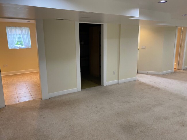 Building Photo - Arbor Lodge Bungalow!