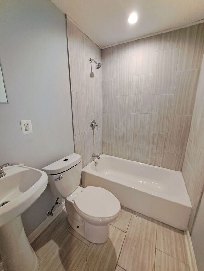 Building Photo - Mid-Century Modern SFH 3-Level, All Utilit...
