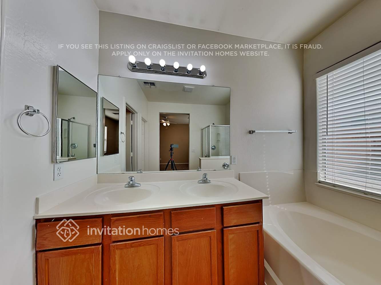 Building Photo - 3121 S 74th Dr