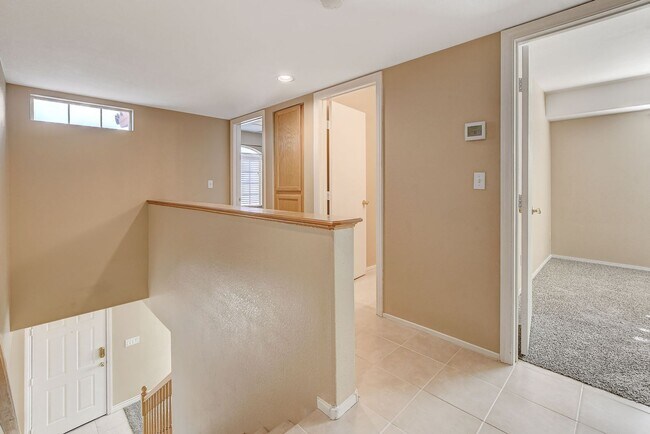 Building Photo - Spacious Townhome w/large yard! Near Summe...
