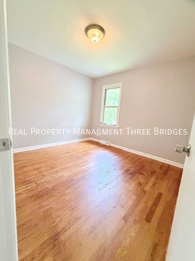 Building Photo - 536 Ames Pl