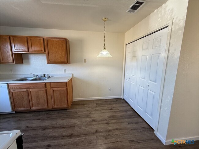 Building Photo - 5708 Greengate Dr