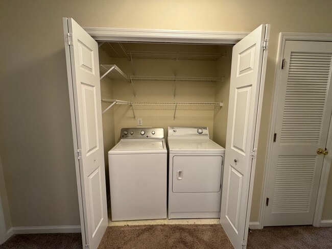 Building Photo - Lovely 2 Bedroom King's Grant Condo