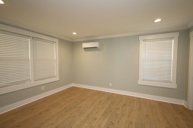 Building Photo - 308 E Jane St