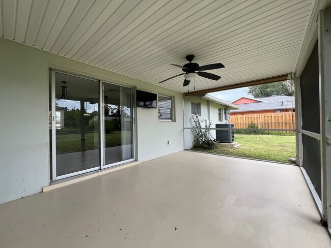 Building Photo - ** Annual ** 2 Bed / 2 Bath ** Single Fami...