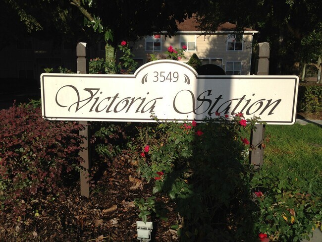 Building Photo - Spacious 2 Bed / 2.5 Bath Townhome in Vict...