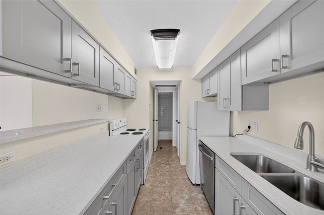 Building Photo - 2750 Holly Hall St