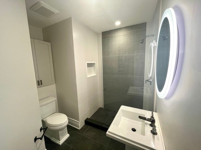 Building Photo - 2539 W Iowa St