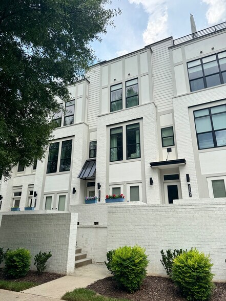 Building Photo - Room in Apartment on Wesley Village Rd