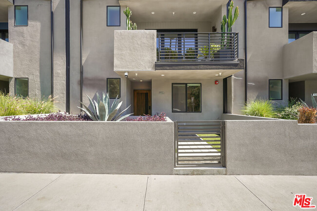 Building Photo - 926 N Ridgewood Pl