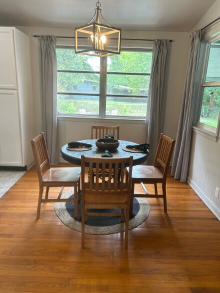 Building Photo - 7424 Roslyn Rd