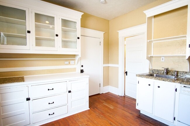 Building Photo - Beautiful and Spacious Studio in Fantastic Location Ready Mid-May!