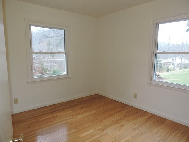 Building Photo - 3/1.5 in Vilas; Easy Access and Close to Boone!