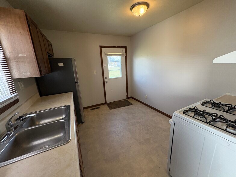 Building Photo - 418 S Silverwood Ln