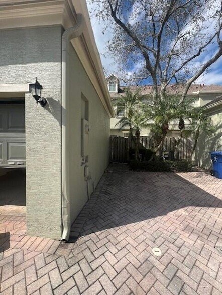 Building Photo - 211 E Thatch Palm Cir