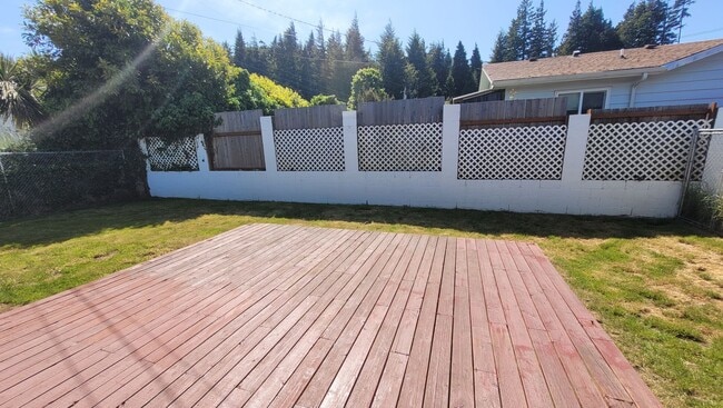 Building Photo - Family Home in Desirable Neighborhood!