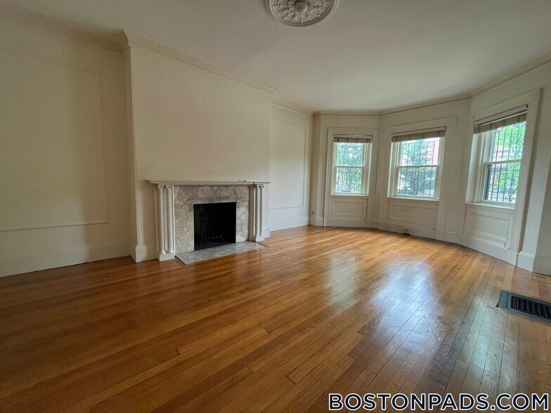 Building Photo - 917 Beacon St