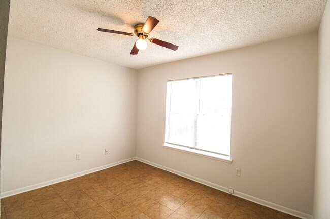 Building Photo - 2729 Christian Dr