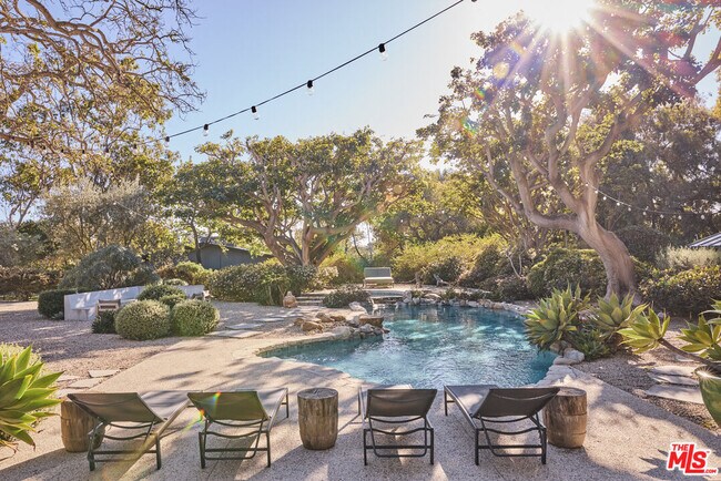 Building Photo - 6715 Fernhill Dr