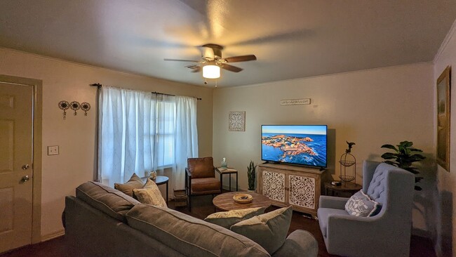 Building Photo - Furnished Corporate 2 Bed 1 Bath 1 Car Gar...