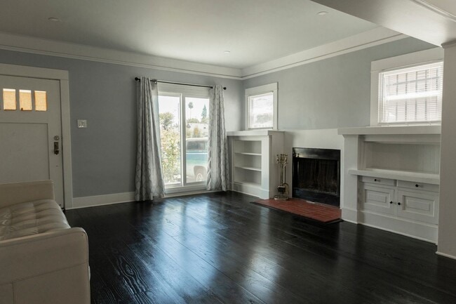 Building Photo - Lovely Home For Rent!